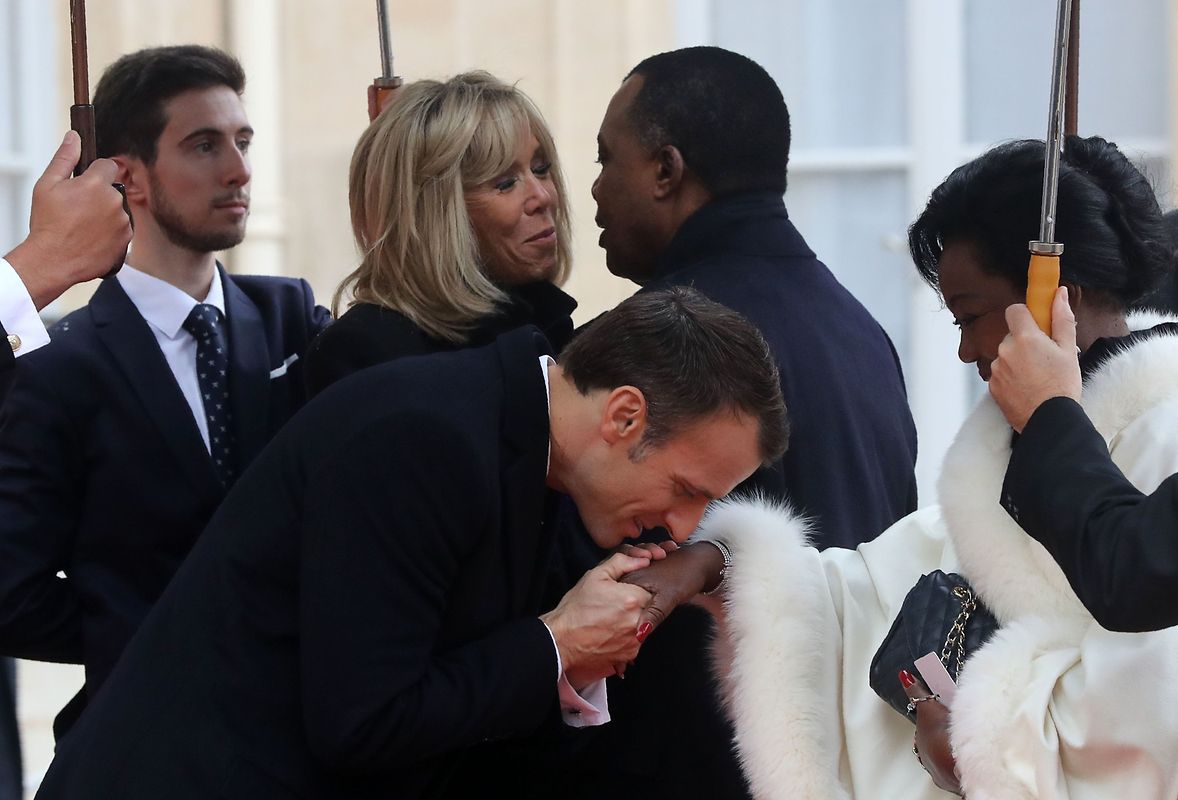 French President Emmanuel Macron (L) and his wife Brigitte Macron welcome Republic of the Congo's President Denis Sassou Nguesso and his wife Antoinette Sassou Nguesso at the Elysee Palace in Paris on November 11, 2018 ahead of the start of commemorations marking the 100th anniversary of the 11 November 1918 armistice, ending World War I. (Photo by Jacques Demarthon / AFP)