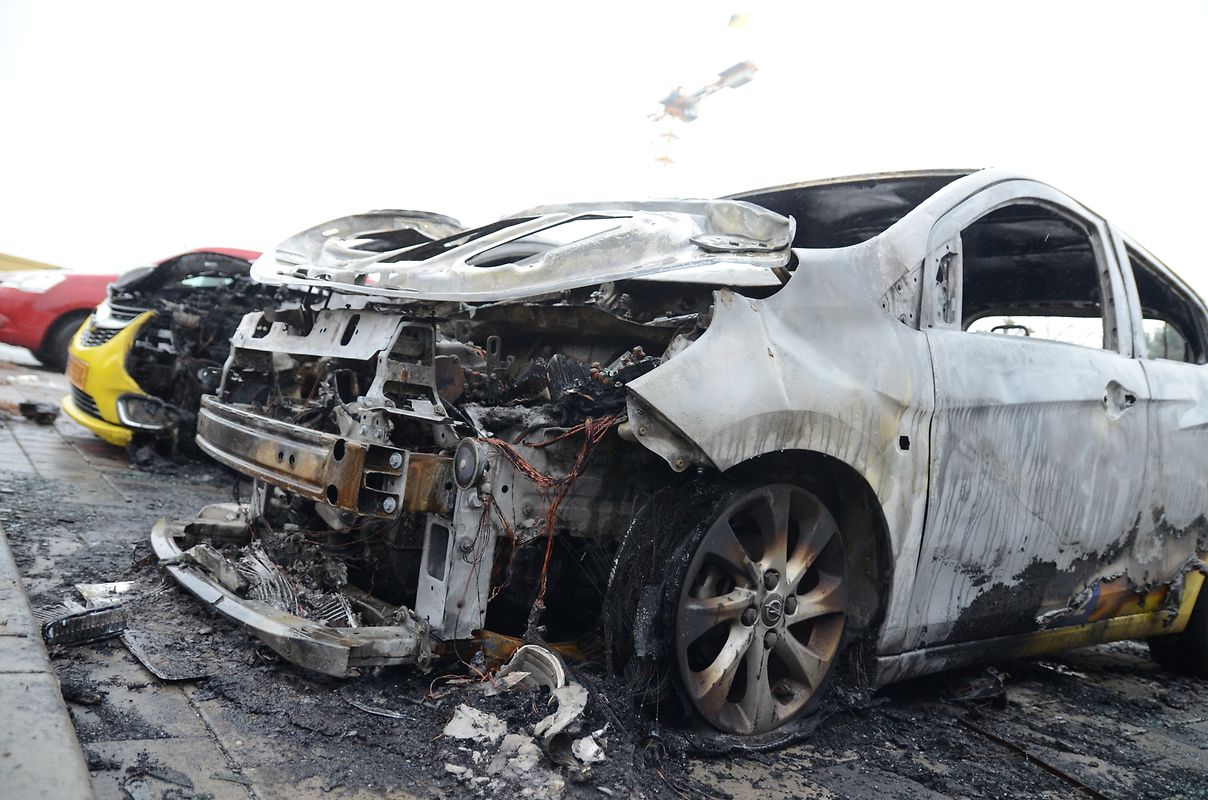 Zwei Autos brannten vollständig aus, zwei weitere wurden schwer beschädigt und sind als Totalschaden anzusehen.