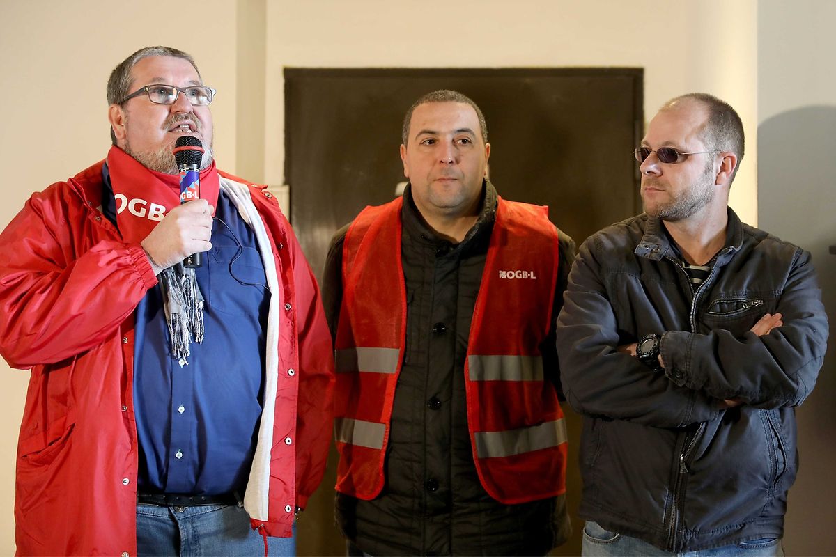 Kämpfen für ihre Jobs: Die Mitarbeiter des Alfa Hotels versammelten sich am Freitag vor dem Traditionshotel. 