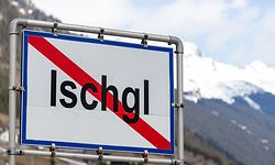 13.03.2020, Österreich, Ischgl: Ein Ortsschild mit durchgezogener roter Linie steht am Ende der Ortschaft Ischgl und zeigt an, das die Ortschaft an der Stelle endet. Die Regionen Paznauntal mit dem Touristenort Ischgl steht wegen einer erhöhten Zahl von Coronavirus-Fällen unter Quarantäne. Foto: Jakob Gruber/APA/dpa +++ dpa-Bildfunk +++