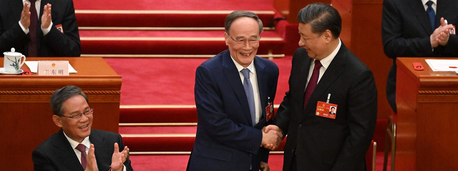 Xi Jinping (r.) dankte dem scheidenden Vizepräsidenten Wang Qishan.