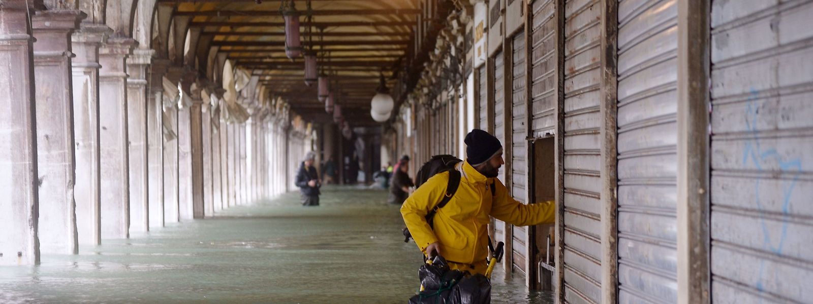 Ein überfluteter Arkadengang am Markusplatz: Vor dem Hochwasser soll Venedig künftig geschützt sein.