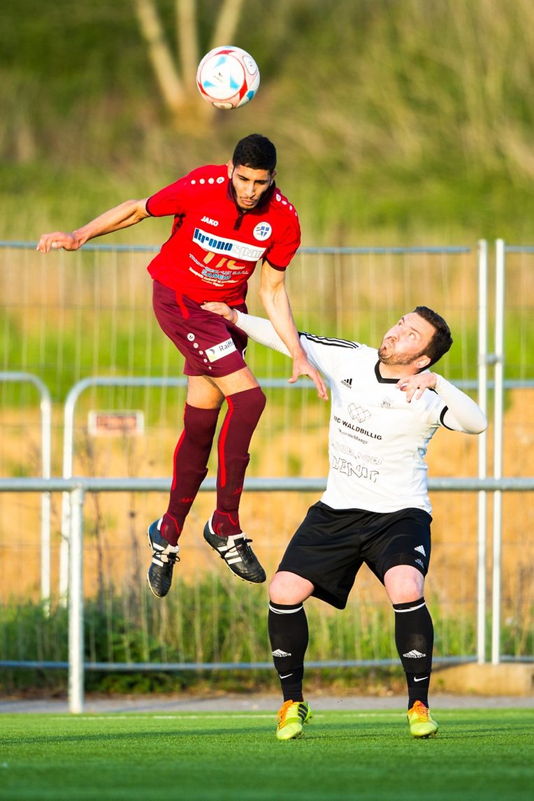 Duel aérien entre Lahcen Aoudid et Ricardo Coimbra.