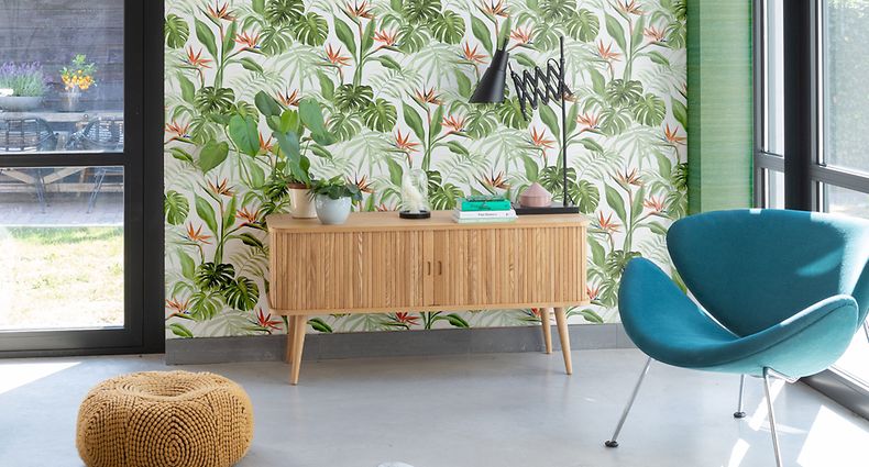 HANDOUT - Zum Themendienst-Bericht von Isabelle Modler vom 16. Januar 2019: Zum Teil zeigen Tapeten mit Pflanzenmustern exotische Motive, beispielsweise Dschungellandschaften oder wie hier Strelitzien in Kombination mit der beliebten Zimmerpflanze Monstera. Foto: Rasch/DTI/dpa-tmn - ACHTUNG: Nur zur redaktionellen Verwendung im Zusammenhang mit dem genannten Text und nur bei vollständiger Nennung des vorstehenden Credits - Honorarfrei nur für Bezieher des dpa-Themendienstes +++ dpa-Themendienst +++