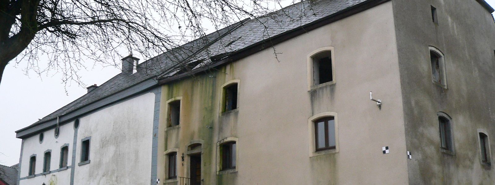 Mittlerweile geben die beiden alten Bauernhäuser in Heinerscheid, die nach dem Willen des Kulturministeriums Denkmalschutz erhalten sollen, ein zusehends trübseligeres Bild ab.