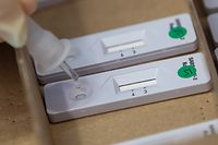 04.03.2021, Baden-Württemberg, Hemmingen: Eine Arzthelferin tropft die Abstrichlösung in einer Grundschule auf einen Corona-Schnelltest. An der Schule werden die Lehrerinnen und Lehrer zweimal pro Woche getestet. Nach dem Beschluss von Bund und Ländern sollen bis Anfang April Corona-Testmöglichkeiten deutlich ausgeweitet werden. Foto: Sebastian Gollnow/dpa +++ dpa-Bildfunk +++