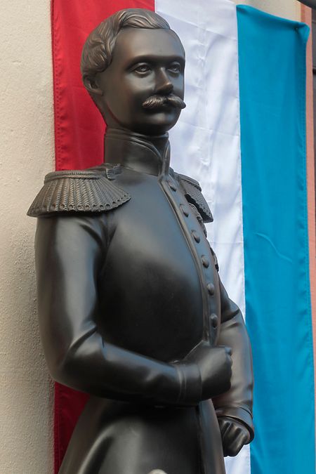 Großherzog Adolphe war der Ururgroßvater von Großherzog Henri. Diese Statue in Gedenken an ihn wurde 2012 in Weilburg an der Lahn, Residenzstadt des Hauses Nassau-Weilburg, enthüllt.