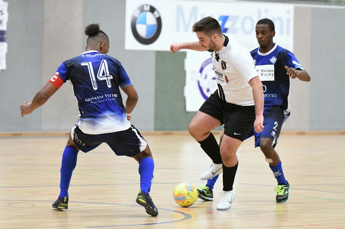 Alex Gonçalves et Marcio de Sousa, en bleu (Futsal US Esch) entourent Ruben Torrie (Futsal Wilwerwiltz).