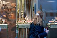 ARCHIV - 27.05.2022, Hamburg: Eine Frau passiert eine Boutique des Schweizer Uhrenhersteller Omega. (zu dpa "Trotz Ukraine-Krieg und Inflation: Das Geschäft mit dem Luxus boomt") Foto: Daniel Reinhardt/dpa +++ dpa-Bildfunk +++