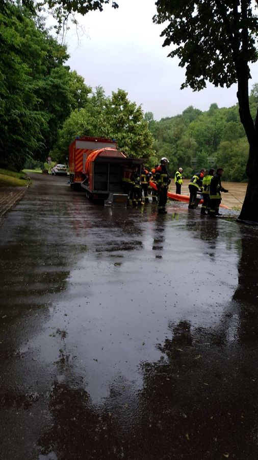 An der Sauer musste eine Ölsperre errichtet werden, nachdem in Grundhof ein Heizöltank ausgelaufen war.