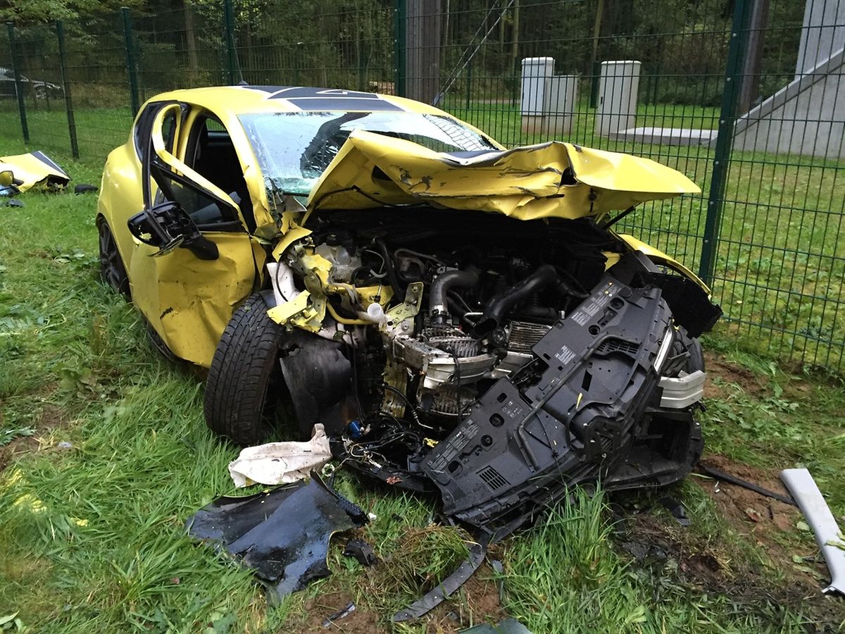 Dieses Auto geriet komplett von der Fahrbahn ab.