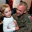 Die Kinder wieder in den Arm nehmen: Nicht nur dieser Vater aus den Reihen der KFOR-Soldaten konnte seine Tochter wieder in die Arme schließen.