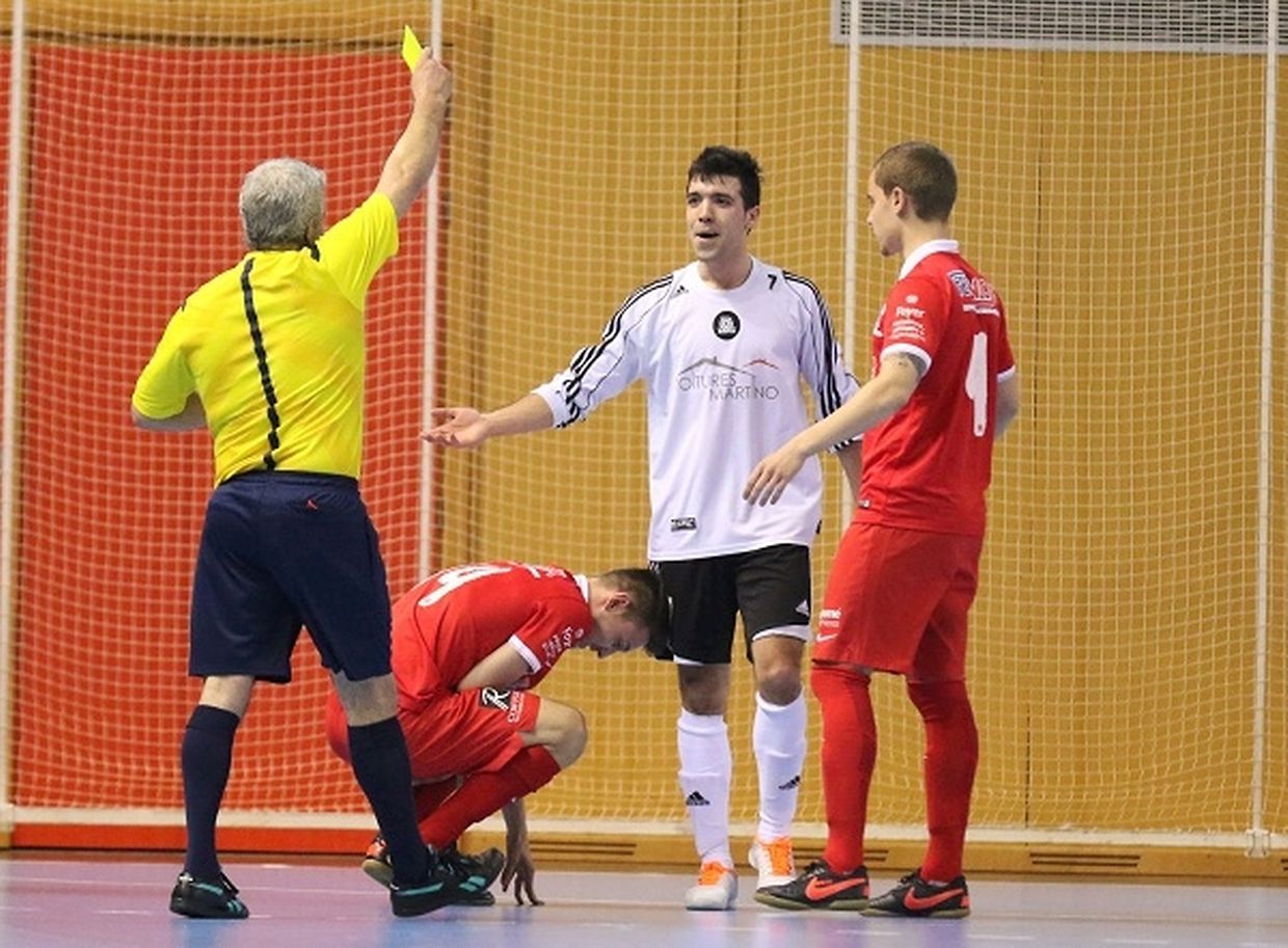 cartão amarelo mostrado a Carlos Soares