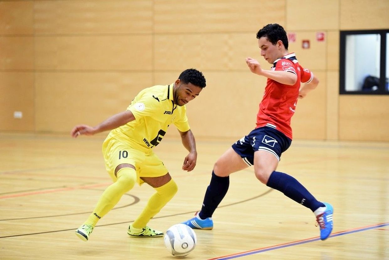 Fredy Pinto, le numéro 10 du FC Bettendorf en duel avec Gil Azevedo Alfonso (FC Wiltz 71).