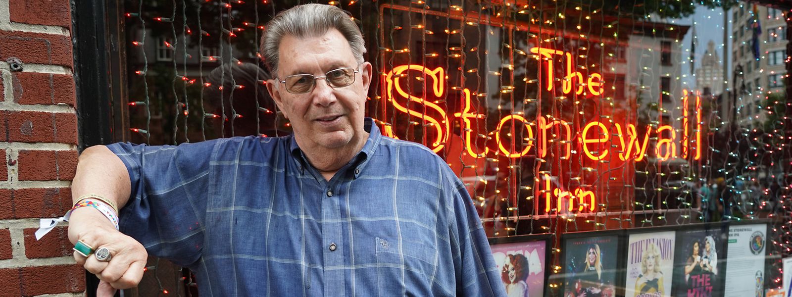 Tree war schon vor 50 Jahren Stammgast im Stonewall Inn und arbeitet dort auch 50 Jahre nach den Ausschreitungen immer noch regelmäßig als Barkeeper.
