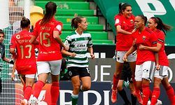 As jogadoras do Benfica celebram a marcação de um golo contra o Sporting durante o jogo da Liga Feminina de futebol, disputado no Estádio José de Alvalade, em Lisboa, 22 de maio de 2021. 