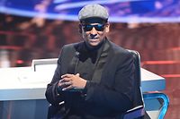 ARCHIV - 27.04.2019, Nordrhein-Westfalen, Köln: Der Juror Xavier Naidoo sitzt beim Finale der RTL-Castingshow «Deutschland sucht den Superstar 2019» (DSDS) auf der Bühne. (Zu dpa: "RTL fordert Xavier Naidoo zu Erklärung auf") Foto: Henning Kaiser/dpa +++ dpa-Bildfunk +++