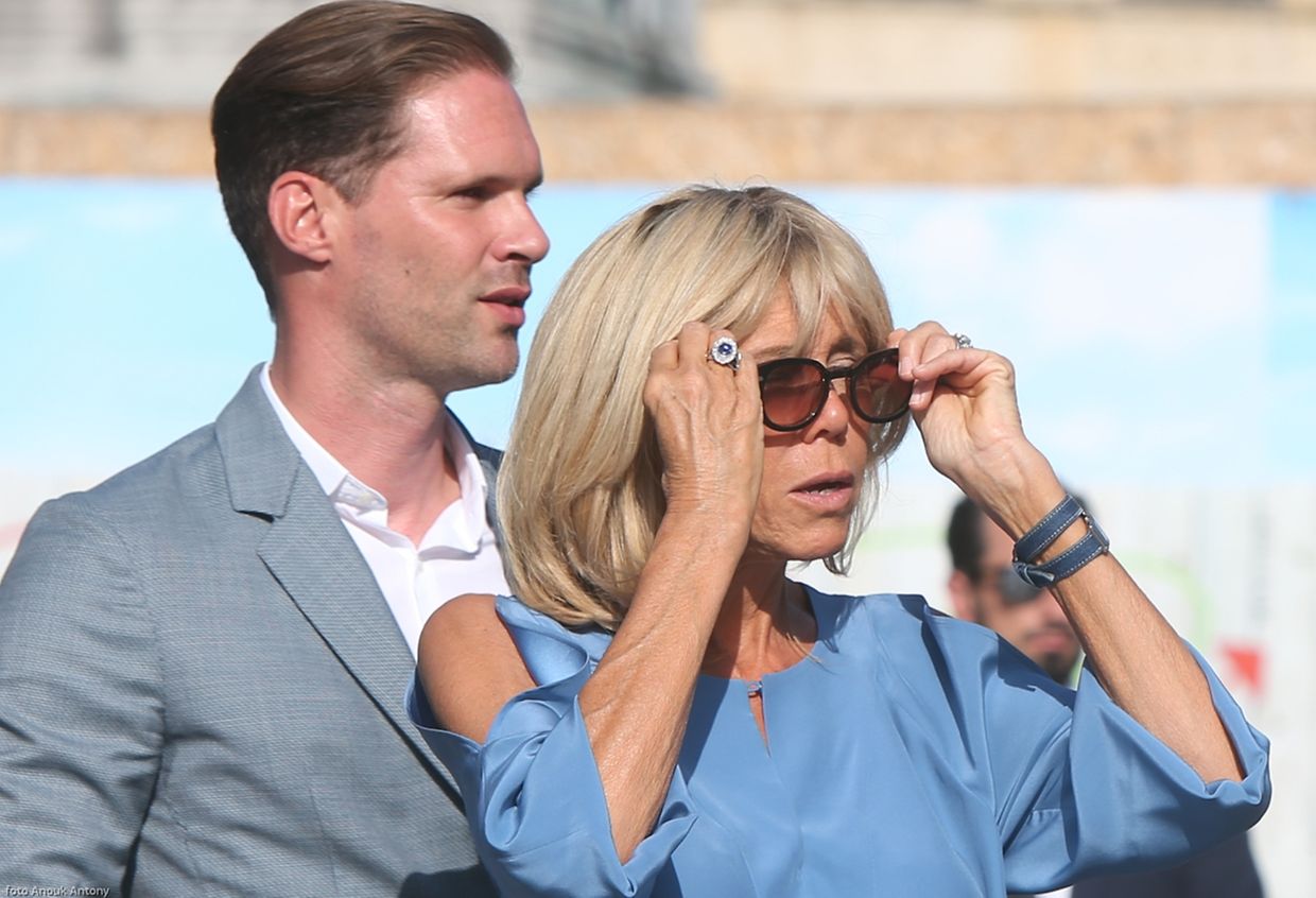 Gauthier Destenay, Brigitte Macron et Amélie Derbaudrenghien se promènent à Luxembourg