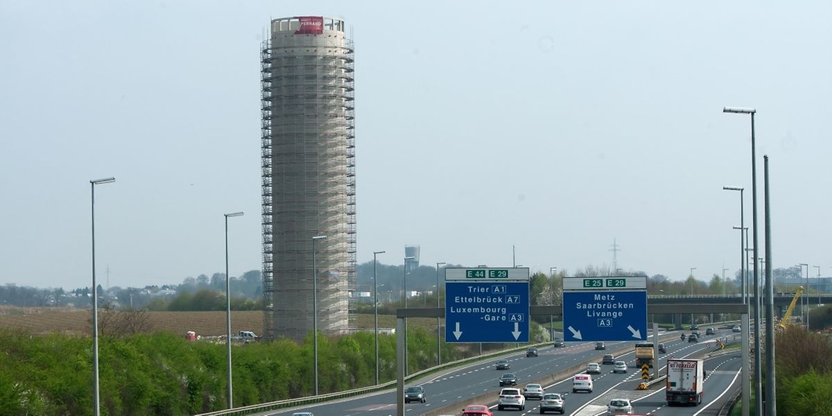  Autofahrern entgeht der 68,5 Meter hohe Wasserturm sicher nicht.