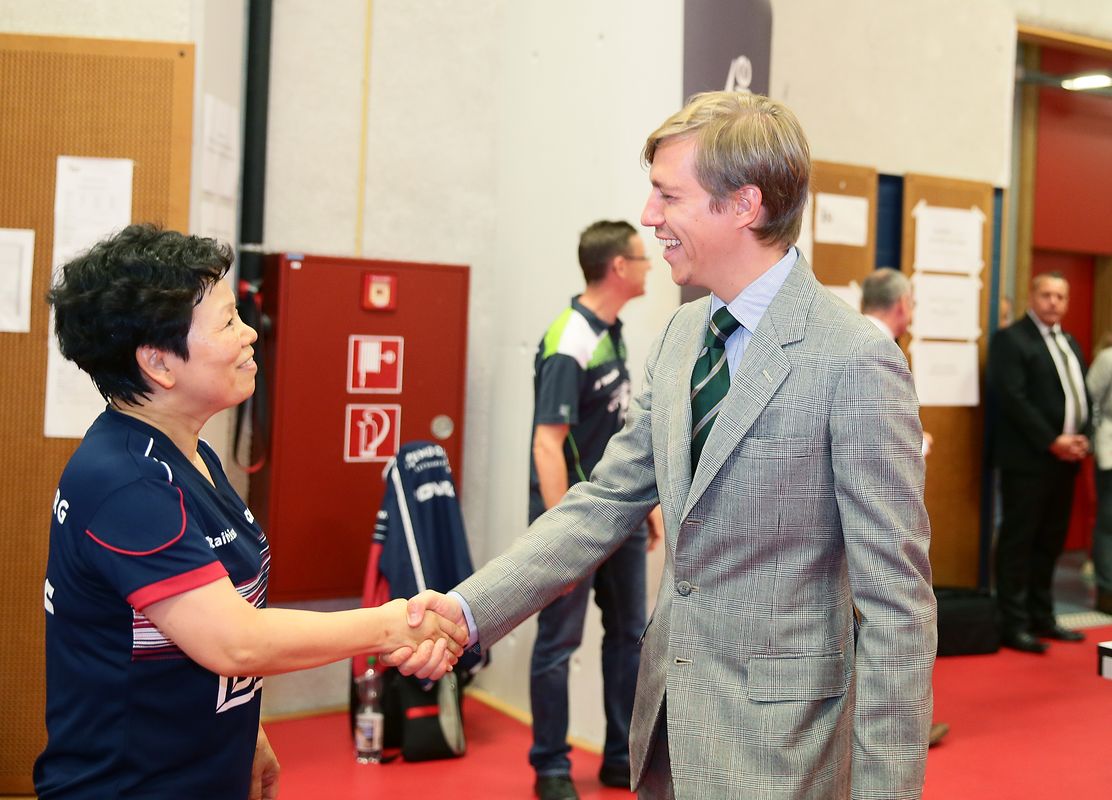 Zwei Sympathieträger: Prinz Louis trifft die luxemburgische Nummer eins im Damentischtennis, Ni Xia Lian.