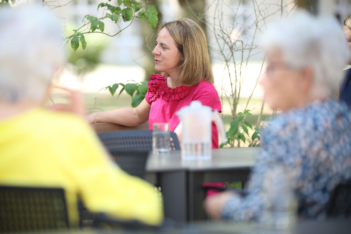 La ministre de la Famille Corinne Cahen, ici sur le site de la maison de retraite "Op der Rhum", est particulièrement préoccupée par le sort des personnes âgées.