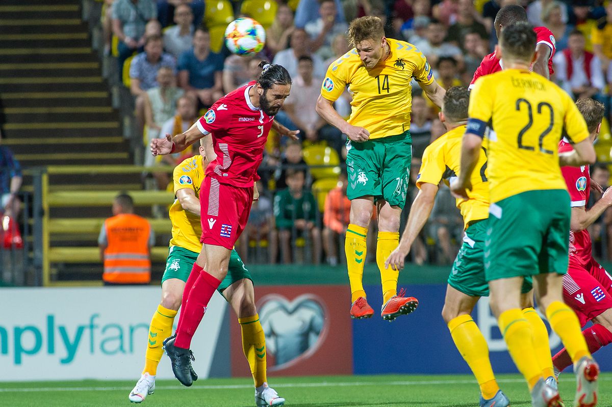 Vahid Selimovic (rotes Trikot), hier mit der FLF-Auswahl gegen Litauen, ist auf der Suche nach einer neuen Herausforderung fündig geworden.