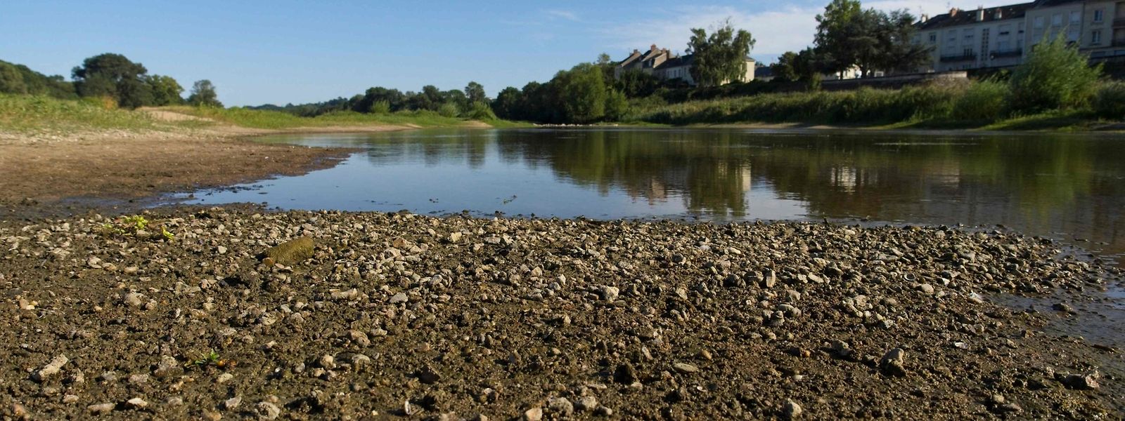 O rio Loire, em França, está no nível mais baixo, após as ondas de calor que têm assolado a Europa desde o início do verão.