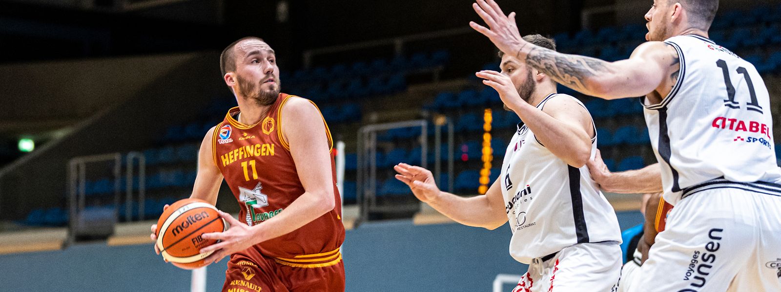 Max Schmit (l.), hier gegen Steve Harris (r.) und Kevin Moura, und die Heffinger haben schon bessere Tage erlebt.