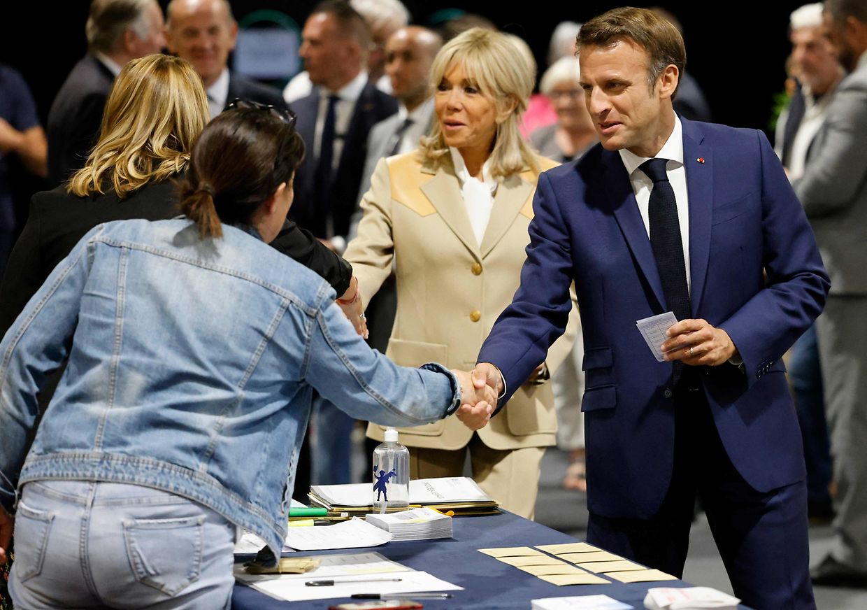 Le président Emmanuel Macron (LREM) est allé voter au Touquet avec son épouse Brigitte.