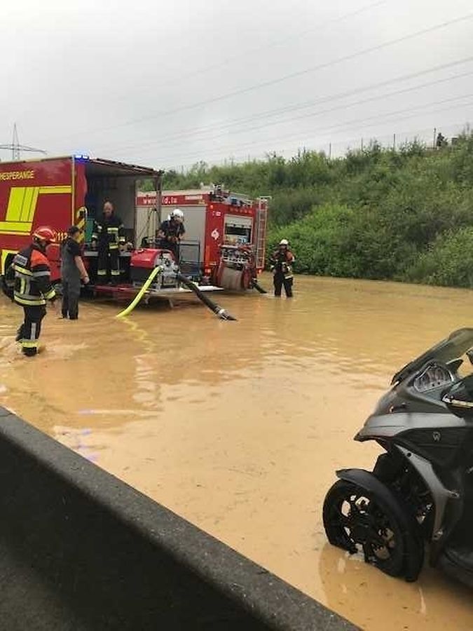 Die A3 wurde stellenweise komplett überflutet und musste gesperrt werden.