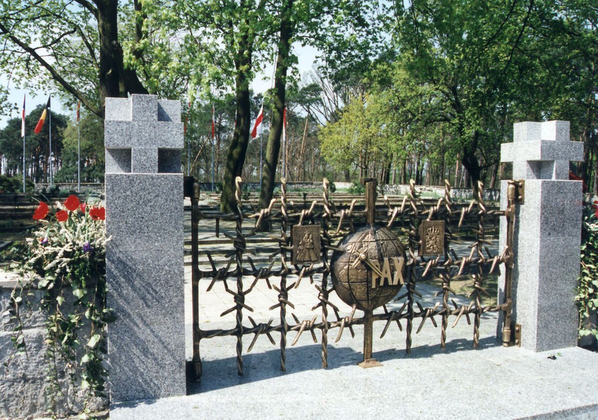 Zur Erinnerung an die 91 ermordeten Luxemburger wurde am Sonntag, dem 30. April 1995, eine Ehrenpforte auf dem Friedhof von Slonsk (Sonnenburg) eingeweiht