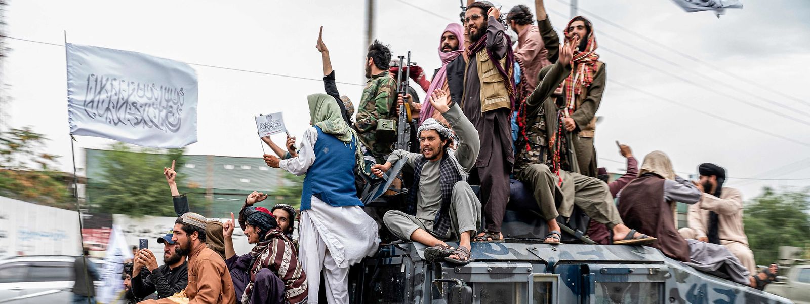 Combatentes talibãs cantaram slogans de vitória ao lado da embaixada dos EUA em Cabul a 15 de agosto de 2022, data que marca o primeiro aniversário de seu regresso ao poder no Afeganistão.