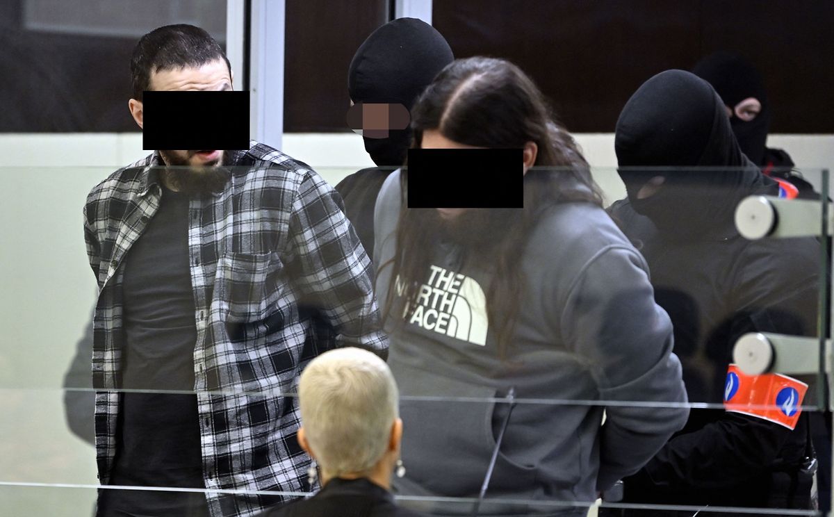 Mohamed Abrini et Osama Krayem sont présents pour écouter les victimes. Mais pas Salah Abdeslam qui a rejoint une fois encore le cellulaire.