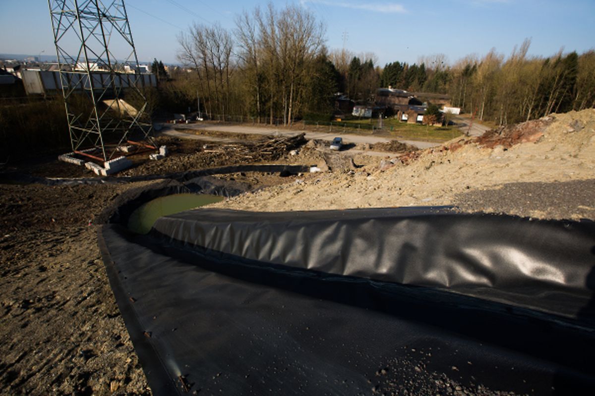 Dicke Planen wurden an der Deponie eingebaut, dies um das Regenwasser kontrolliert abführen zu können.