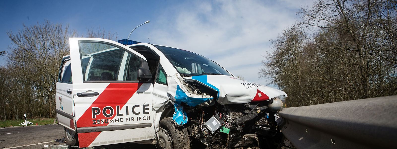 Bei dem Unfall am Samstagmorgen verstarb ein Polizist noch an der  Unfallstelle. Seine Kollegin kämpft weiter um ihr Leben.