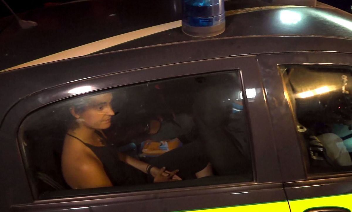 Carola Rackete wurde von der italienischen Polizei im Hafen von Lampedusa festgenommen. 