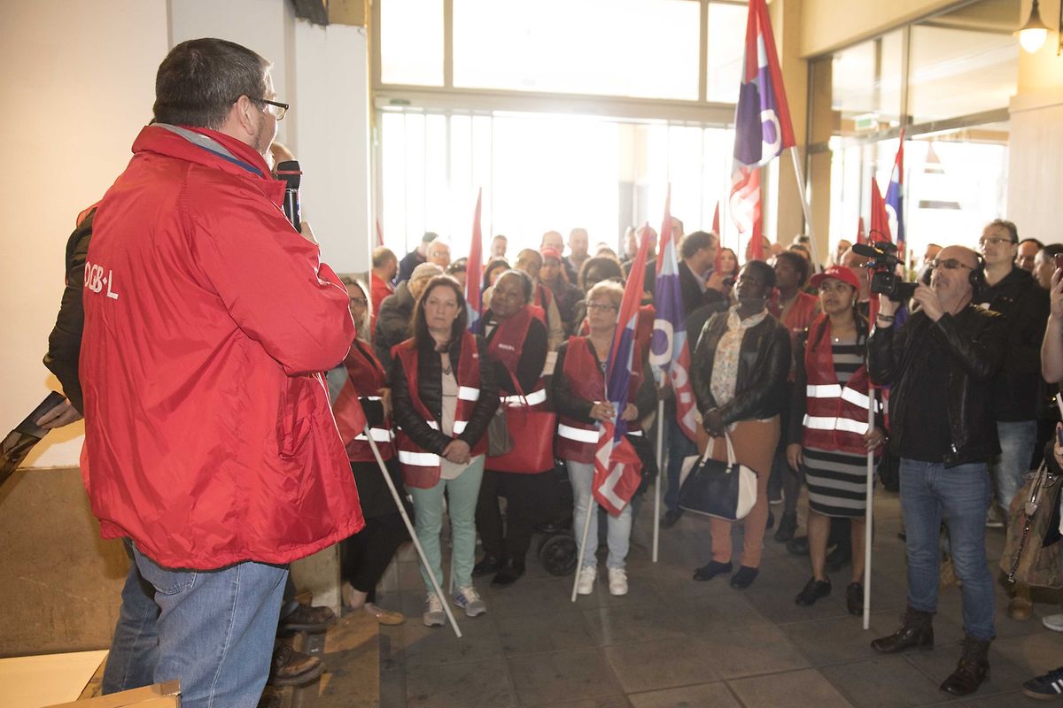 Kämpfen für ihre Jobs: Die Mitarbeiter des Alfa Hotels versammelten sich am Freitag vor dem Traditionshotel. 