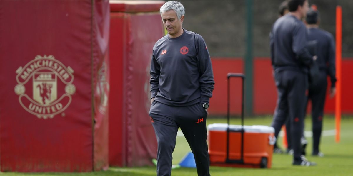 Le manager de Manchester United Jose Mourinho semble perdu dans ses pensées...