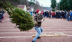 05.01.2020, Rheinland-Pfalz, Weidenthal: Ein Teilnehmer schleudert bei der 14. Weltmeisterschaft im Weihnachtsbaumwerfen eine Fichte. Die vom Verein FC Wacker Weidenthal gegründete "Weltmeisterschaft" wird im Dreikampf ausgetragen: Weitwurf, Hochwurf und Schleuderwurf eines ungefähr 1,50 Meter großen Weihnachtsbaums. Foto: Uwe Anspach/dpa +++ dpa-Bildfunk +++