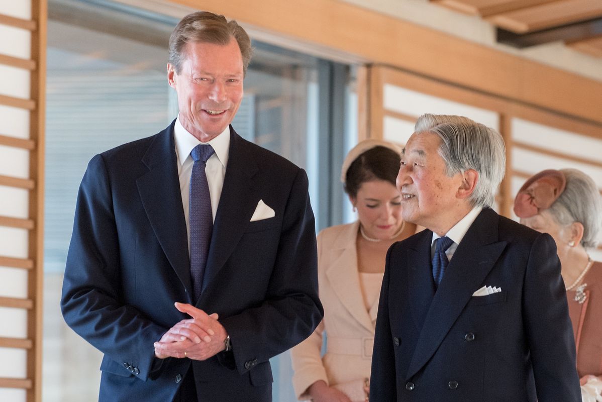 Großherzog Henri und Kaiser Akihito, 125. Tenno von Japan. Im Hintergrund Prinzessin Alexandra und Kaiserin Michiko.