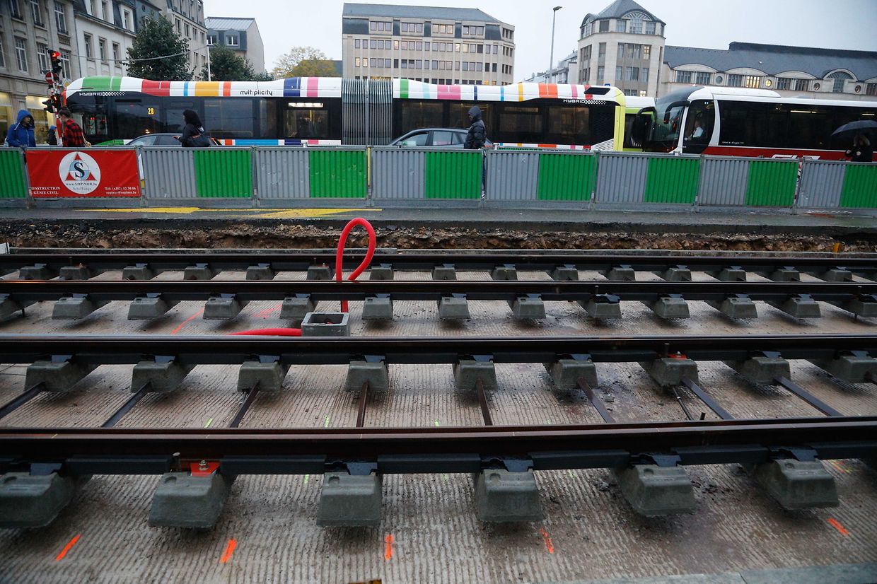 Lokales, online.fr, online.de, beim Gebäude Arcelor place des Martyrs, Legung der Schienen, Verkehr, Mobilität, Tram, öffentlicher Transport, Foto: Anouk Antony/Luxemburger Wort