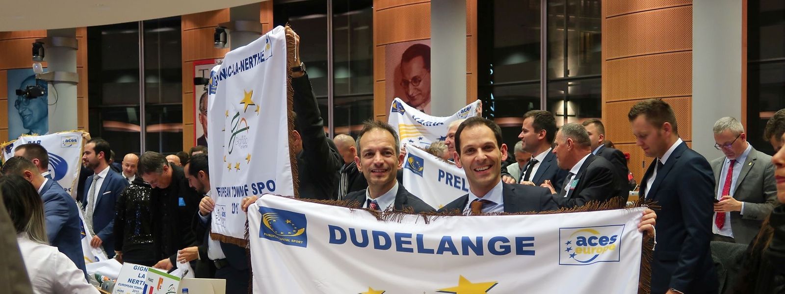 Schöffe Loris Spina und Bürgermeister Dan Biancalana bei der Awards Ceremony in Brüssel: Die Freude über die Auszeichnung ist unverkennbar.