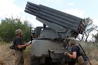 Soldados ucranianos preparam-se para disparar um lançador múltiplo de mísseis Grad BM-21 na zona rural da região do Donbass, na terça-feira