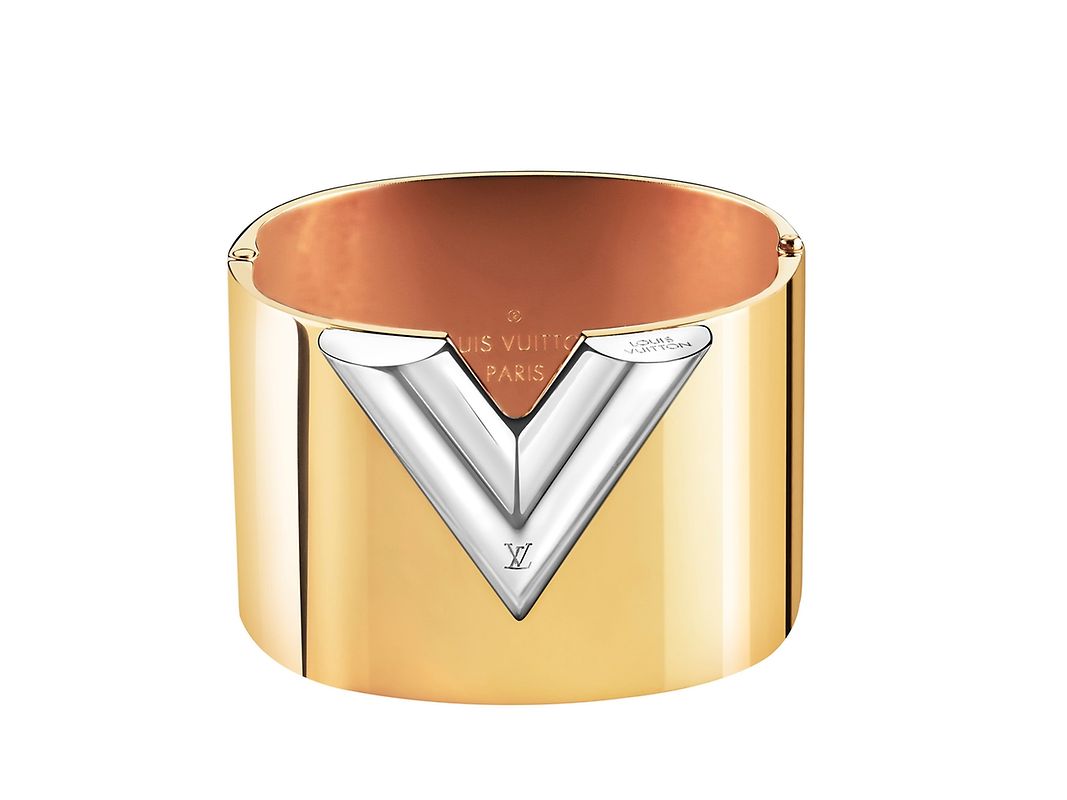 Dies in sehr puristischer Form mit prägnantem Volumen und einer effektvollen zweifarbigen Gestaltung.