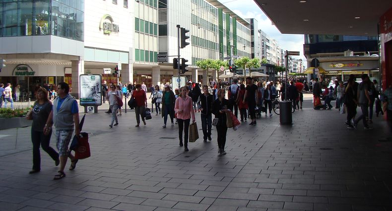 Durch die Saarbrücker Bahnhofstraße ziehen jeden Monat mehr als eine Million Menschen.