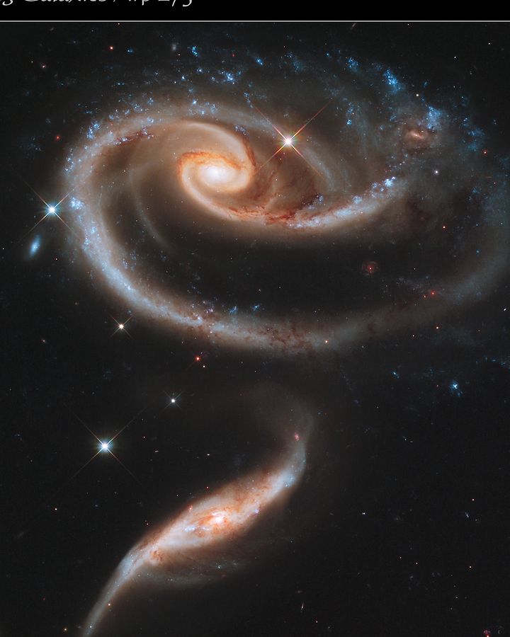 Pirouette im All: Diese Gruppe interagierender Galaxien heißt Arp 273.  