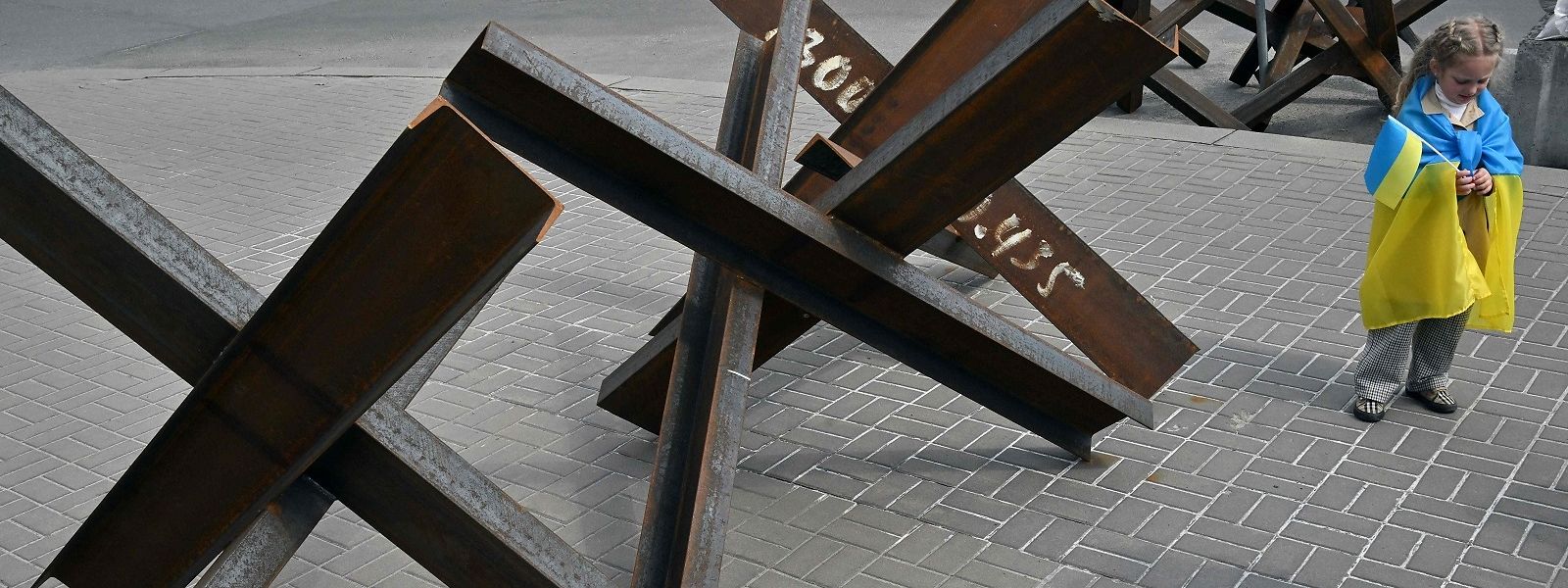 Vordringlichstes Ziel müsse ein Waffenstillstand sein; daran hätten die Konfliktparteien aber noch kein Interesse, gibt der Autor zu bedenken.