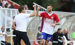 Sébastien Grandjean (Fola Esch - Trainer) - Stefano Bensi (Fola Esch - 10) / Fussball BGL Ligue Luxemburg, 1. Spieltag Saison 2020-2021 / 22.08.2020 / CS Fola Esch - Jeunesse Esch / Stade Émile Mayrisch / Foto: Yann Hellers