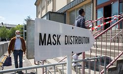 Lok , Ville de Luxembourg , Verteilung Mundschutzmasken , Limpertsberg , Hall Victor Hugo , Per Pedes  , Corona , Sars-Cov-2 , Covid-19 , Foto:Guy Jallay/Luxemburger Wort