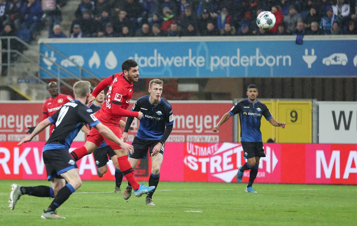 Laurent Jans (20) kann bei Kevin Vollands Kopfballtor nur zuschauen.